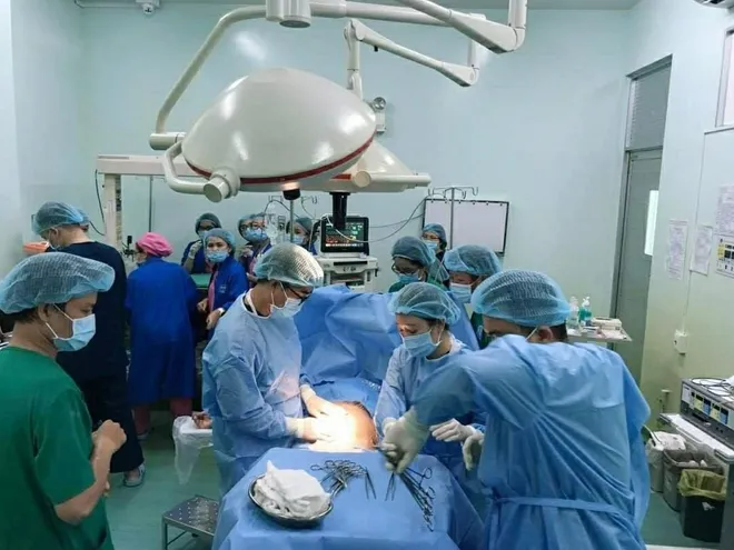 Bé sơ sinh non tháng có khối u Teratoma vùng mặt cổ rất lớn được mổ lấy ra thành công 