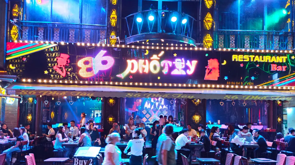 TPHCM: Vũ trường, bar mở lại, sự kiện đông người được tổ chức bình thường từ 18 giờ hôm nay 7-9