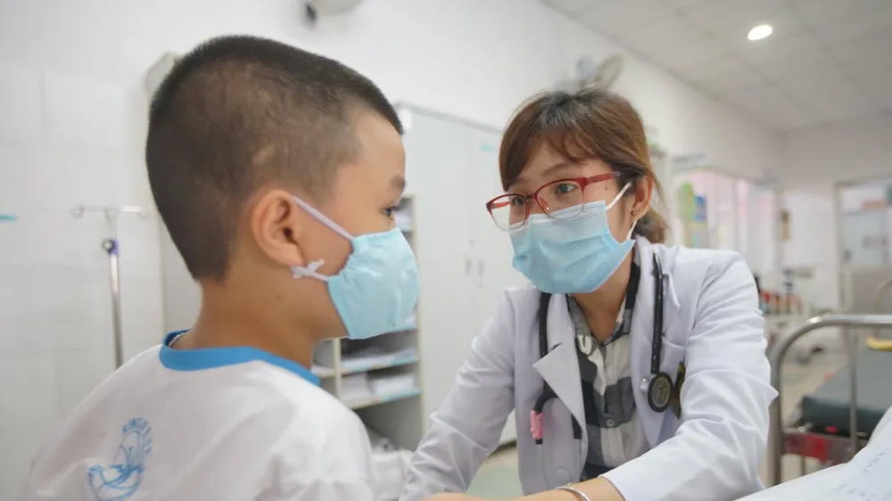 Bác sĩ thăm khám cho một em học sinh trường Tiểu học Bình Trưng Đông nghi ngộ độc thực phẩm