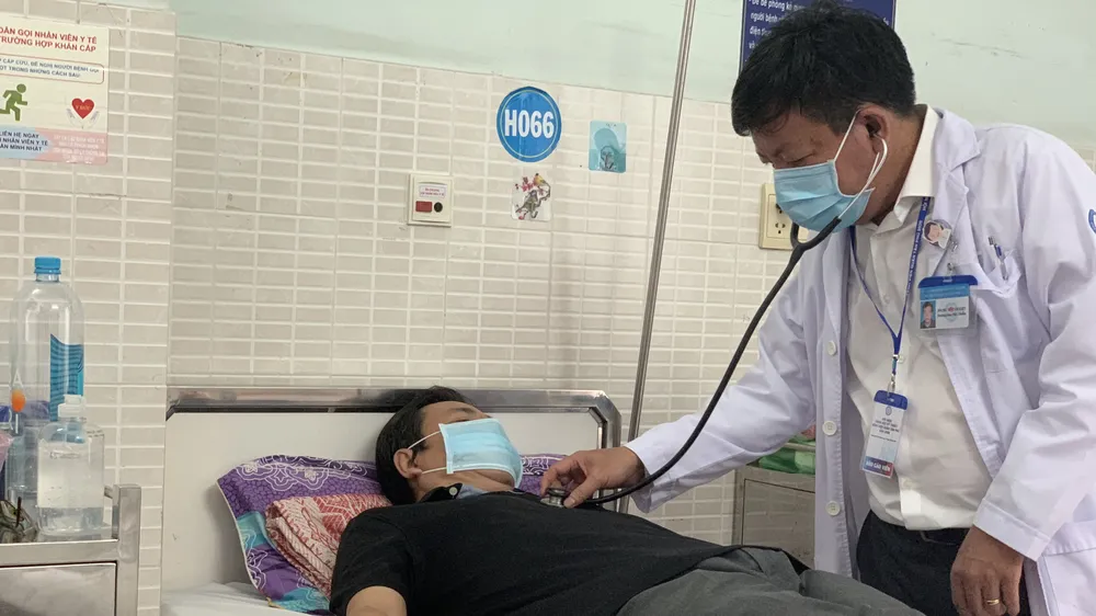 BS.CKI. Võ Tấn Kiệt khám bệnh tại Bệnh viện quận Tân Phú