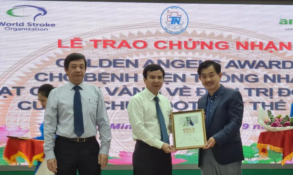 PGS-TS Nguyễn Huy Thắng, Phó Chủ tịch Hội Đột quỵ Việt Nam (bìa phải) trao giấy chứng nhận tiêu chuẩn vàng quốc tế về điều trị đột quỵ cho Bệnh viện Thống Nhất