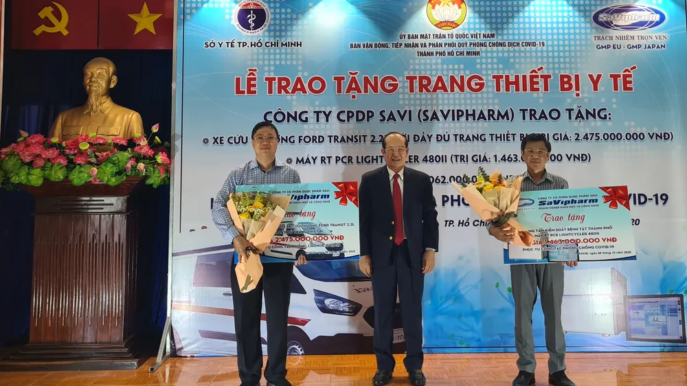 Ông Trần Tựu, Chủ tịch Hội đồng quản trị, Tổng giám đốc Công ty Savipharm trao thiết bị phòng chống dịch cho Trung tâm cấp cứu 115 và Trung tâm kiểm soát bệnh tật TPHCM