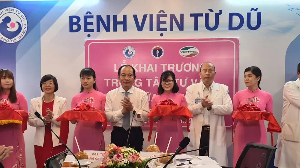 Cắt băng khai trương Hệ thống tư vấn, khám chữa bệnh từ xa tại Bệnh viện Từ Dũ vào sáng 22-10-2020.