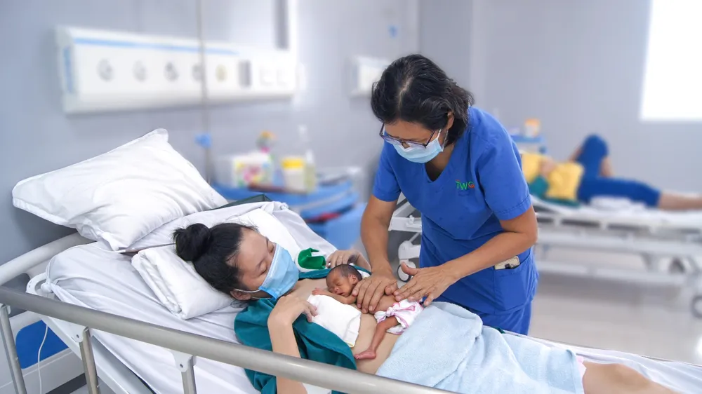 Bác sĩ đang thăm khám cho mẹ con sản phụ ẢNH: BVCC