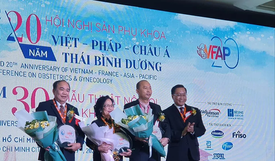 GS-TS Nguyễn Tấn Bỉnh, Giám đốc Sở Y tế TPHCM tặng hoa chúc mừng các cá nhân tổ chức thành công Hội nghị sản phụ khoa Việt – Pháp - Châu Á - Thái Bình Dương qua các năm 