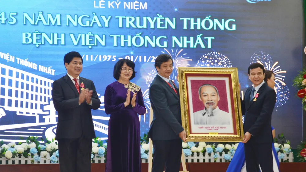 Phó Chủ tịch nước Đặng Thị Ngọc Thịnh trao tặng bức chân dung Chủ tịch Hồ Chí Minh cho Bệnh viện Thống Nhất