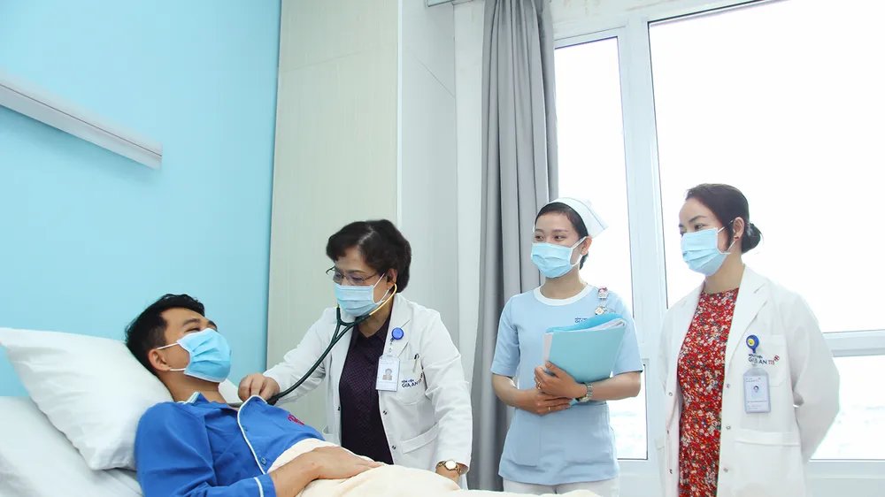 Bác sĩ chuyên khoa 2 Tạ Phương Dung, Phó Giám đốc Bệnh viện Gia An 115 đang thăm khám cho người bệnh