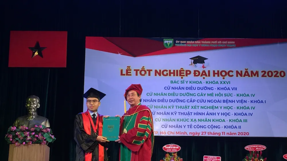 PGS-TS Ngô Minh Xuân, Hiệu trưởng Trường Đại học Y Khoa Phạm Ngọc Thạch trao bằng tốt nghiệp cho tân bác sĩ