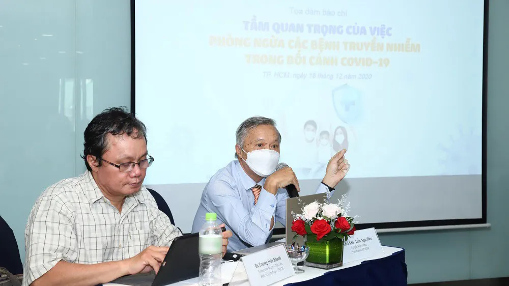 Bác sĩ Trương Hữu Khanh (Bệnh viện Nhi đồng 1) và PGS-TS-BS Trần Ngọc Hữu, nguyên Viện trưởng Viện Pasteur TPHCM chia sẻ tại buổi tọa đàm