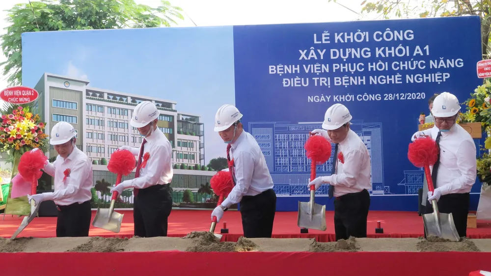 Các đại biểu thực hiện nghi thức khởi công