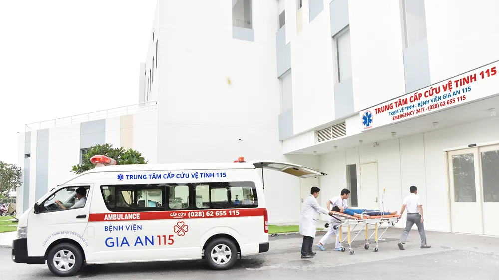Trượt chân té ở hồ bơi, bé trai suýt tử vong