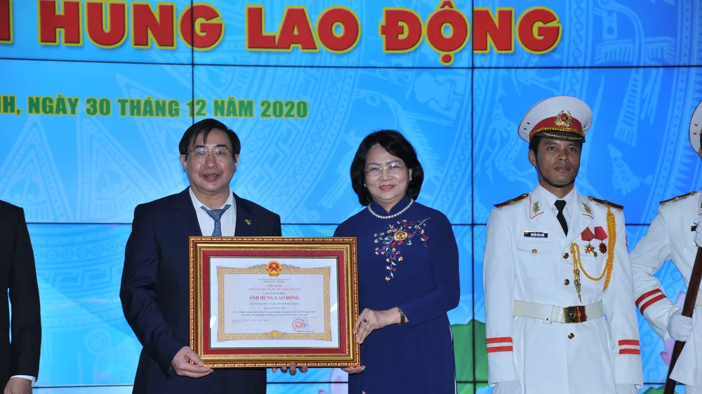Phó Chủ tịch nước Đặng Thị Ngọc Thịnh đã trao tặng danh hiệu Anh hùng Lao động thời kỳ đổi mới giai đoạn 2009-2019 cho Trường Đại học Y khoa Phạm Ngọc Thạch