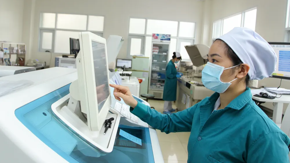 Phòng xét nghiệm tìm Covid-19 tại Bệnh viện 7A. Ảnh: HOÀNG HÙNG