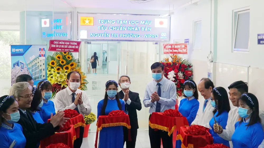 Các đại biểu tham dự cắt băng khánh thành Trung tâm lọc máu theo tiêu chuẩn Nhật Bản tại Bệnh viện Nguyễn Tri Phương