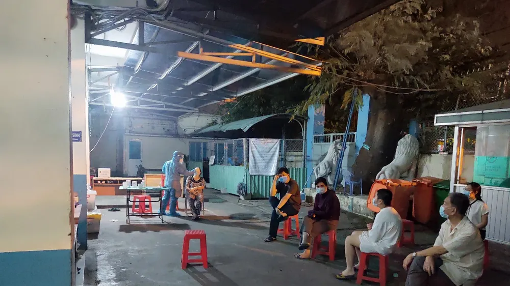 Nhân viên y tế lấy mẫu xét nghiệm cho nhân viên làm việc tại sân bay Tân Sơn Nhất