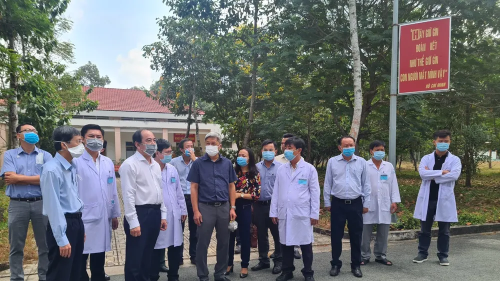 Thứ trưởng Bộ Y tế Nguyễn Trường Sơn thăm hỏi động viên đội ngũ y bác sĩ Bệnh viện Bệnh lý hô hấp cấp tính Củ Chi
