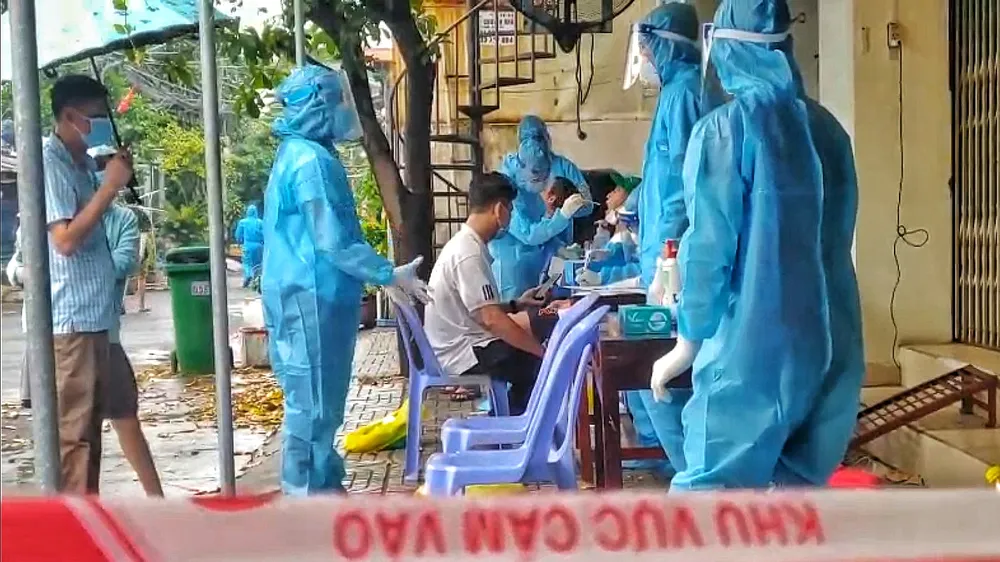 Nhân viên y tế lấy mẫu xét nghiệm cho người dân