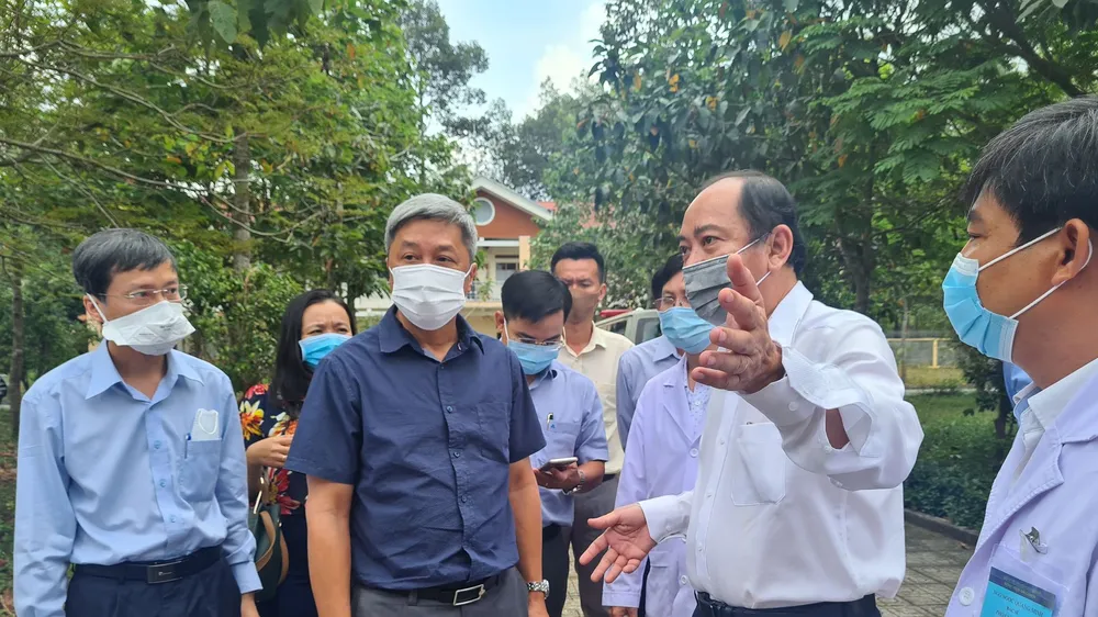 Thứ trưởng Bộ Y tế Nguyễn Trường Sơn kiểm tra công tác phòng chống dịch tại Bệnh viện Bệnh lý hô hấp cấp tính Củ Chi