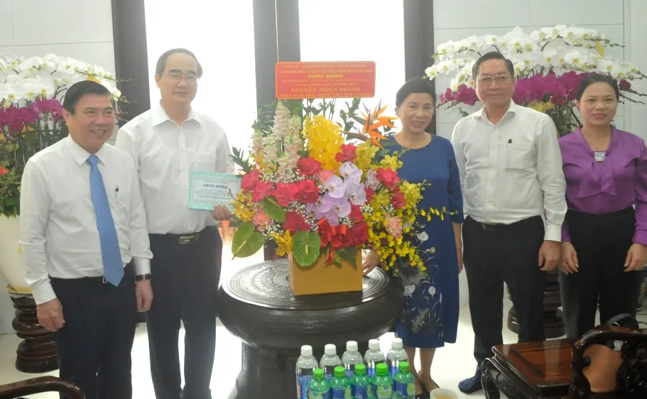 Chủ tịch UBND TPHCM Nguyễn Thành Phong thăm hỏi gia đình Giáo sư, Bác sĩ, Anh hùng Lao động, Thầy thuốc Nhân dân Nguyễn Thiện Thành. Ảnh: CAO THĂNG
