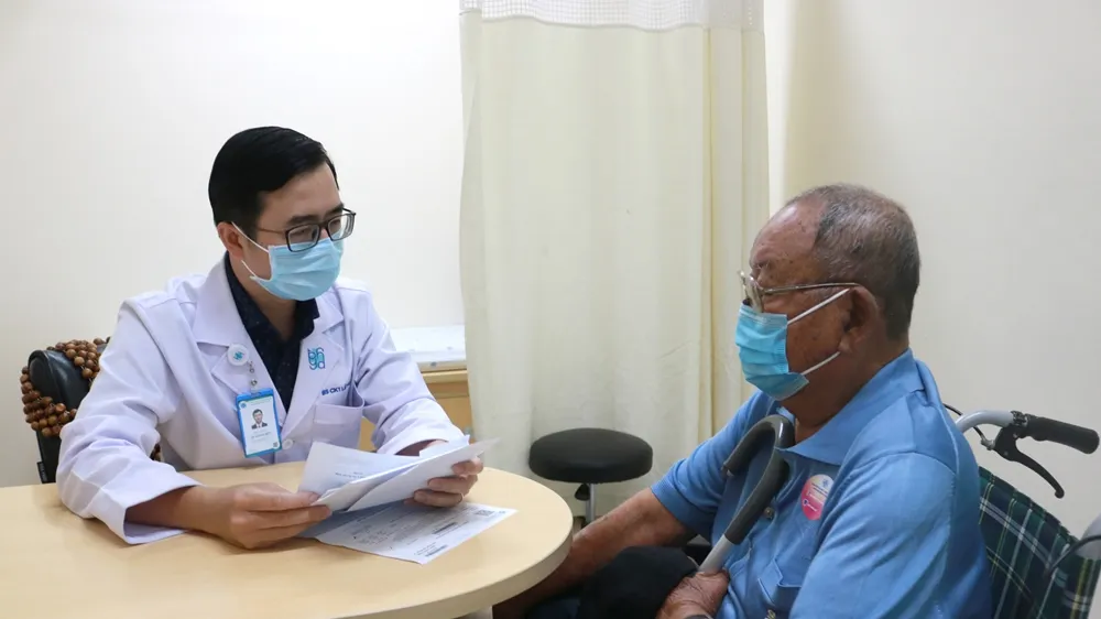 BSCKI. Lê Hoàng Bảo tư vấn cho người bệnh đái tháo đường