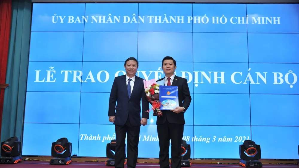 Phó Chủ tịch UBND TPHCM trao quyết định cho PGS-TS Nguyễn Thanh Hiệp