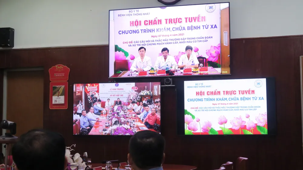 Các đại biểu dự cắt băng lễ khai trương