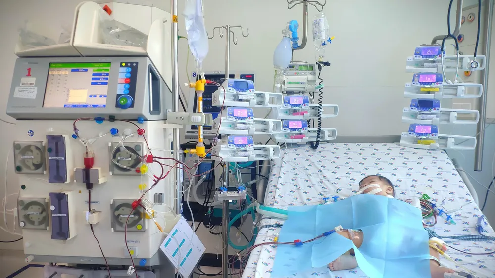 Bé 6 tháng tuổi sốt, ói 4 ngày liền, nhập viện mới biết mắc tay chân miệng độ nặng