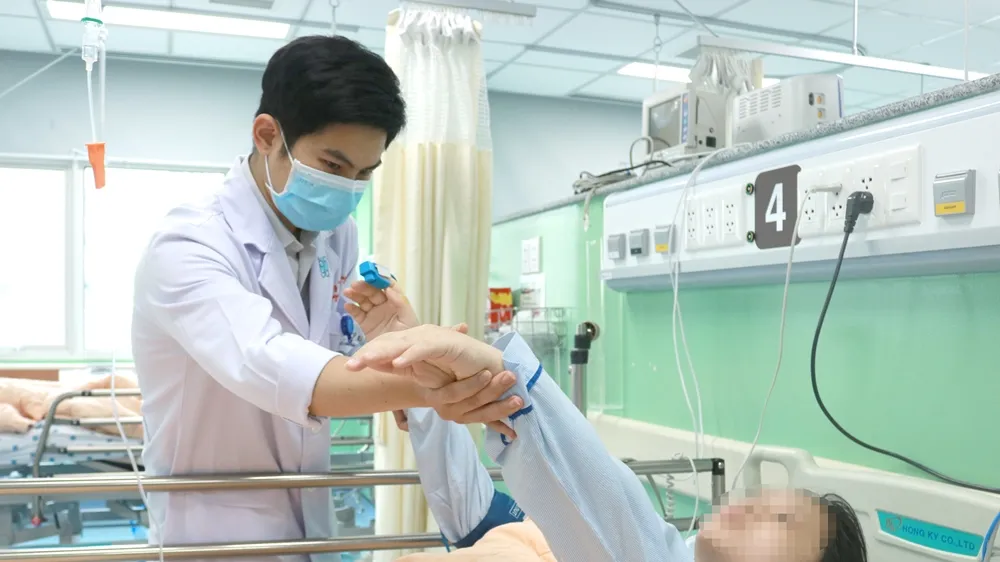 ThS-BS Đặng Lê Phương khám cho người bệnh