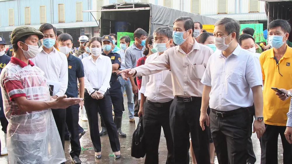 Phó Chủ tịch UBND TPHCM kiểm tra cong tác phòng chống dịch tại chợ đầu mối Bình Điền Ảnh: HOÀNG HÙNG