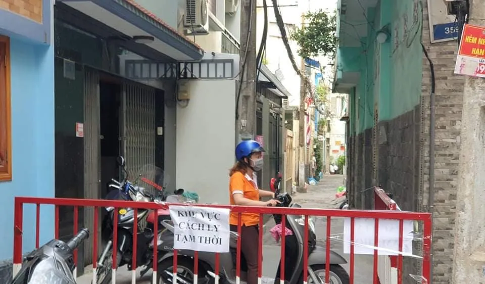 Hẻm 359 đường Lê Văn Sỹ, phường 13, quận 3 được lập hàng rào, hạn chế ra vào