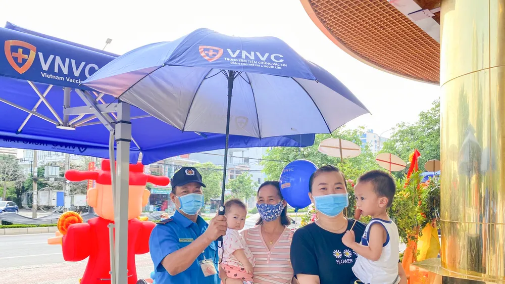 Phụ huynh đưa trẻ đến tiêm chủng tại VNVC Đồng Hới (Quảng Bình) 