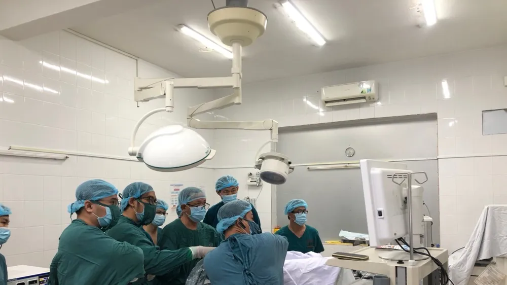 Ekip phẫu thuật đang tiến hành khâu vết thương tim cho bệnh nhân