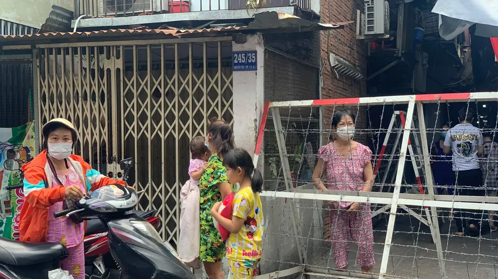 Hiện hẻm 245 vẫn còn được phong tỏa trong khi chờ kết quả của 991 mẫu xét nghiệm