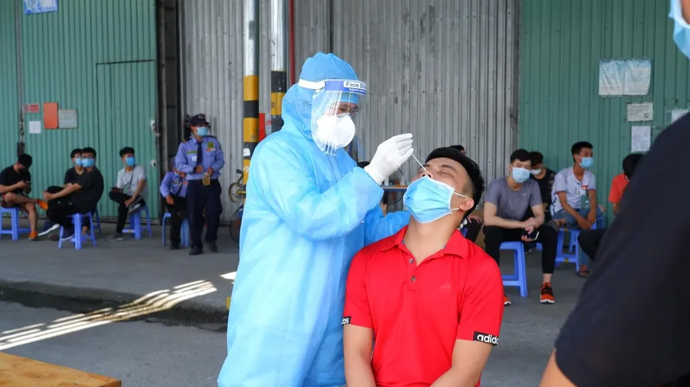 Nhân viên y tế lấy mẫu xét nghiệm cho người dân