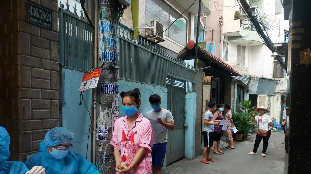 Nhân viên y tế lấy mẫu xét nghiệm cho người dân trên địa bàn 
