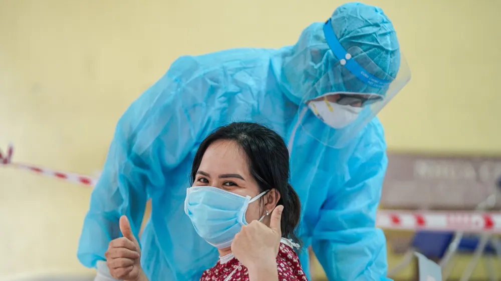 Nhân viên y tế lấy mẫu xét nghiệm cho công nhân Công ty Pouyuen Việt Nam