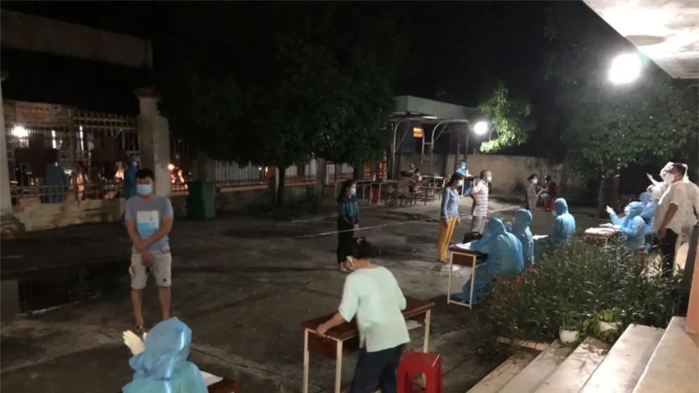 Nhân viên y tế lấy mẫu xét nghiệm cho người dân huyện Củ Chi