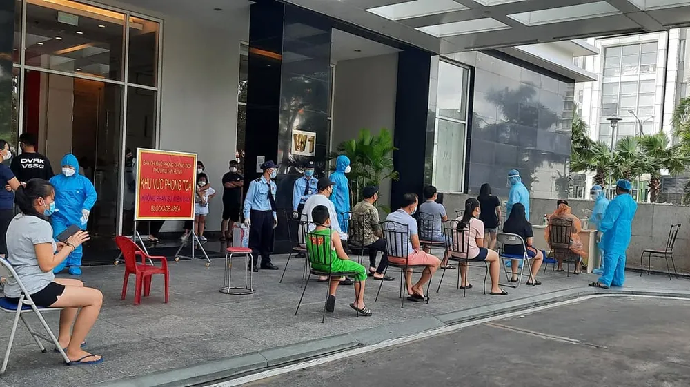 Nhân viên y tế lấy mẫu xét nghiệm cho người dân