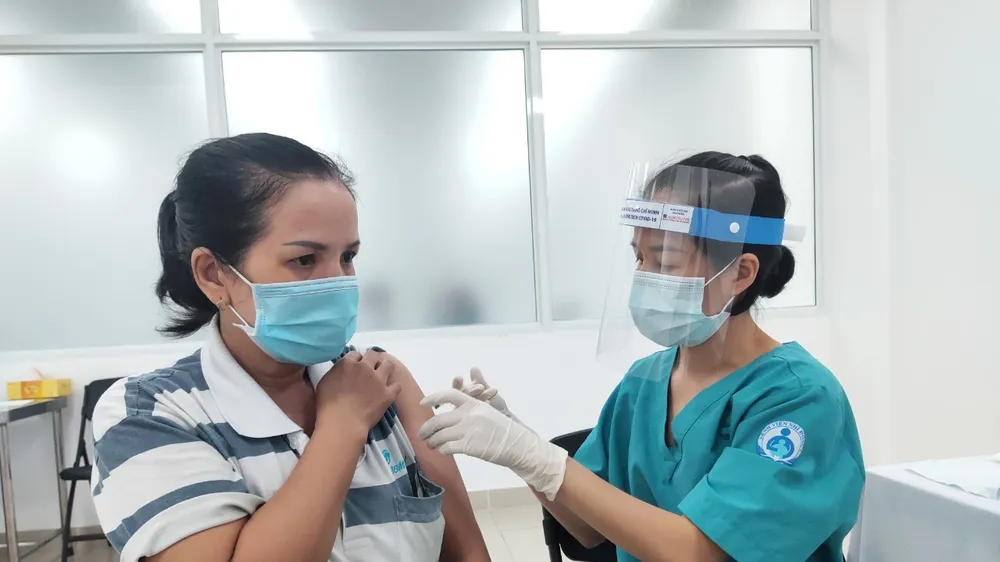 Nhân viên y tế tiêm vaccine Covid-19 cho đối tượng ưu tiên