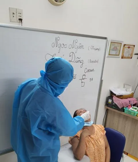 Nhân viên y tế lấy mẫu xét nghiệm cho người dân