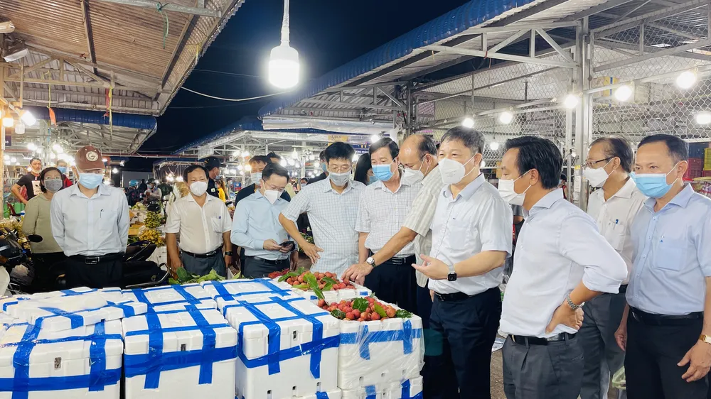 Lãnh đạo UBND TPHCM kiểm tra công tác phòng, chống dịch tại chợ đầu mối Bình Điền. Ảnh: VĂN MINH