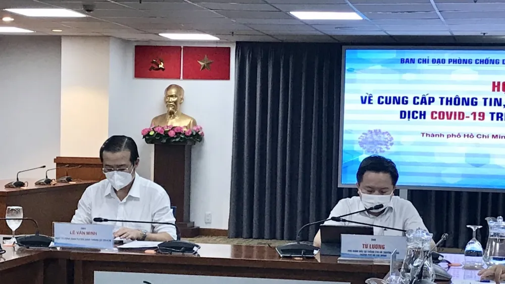 Phó Trưởng Ban Tuyên giáo Thành ủy Lê Văn Minh và Phó Giám đốc Sở TT-TT Từ Lương chủ trì cuộc họp báo