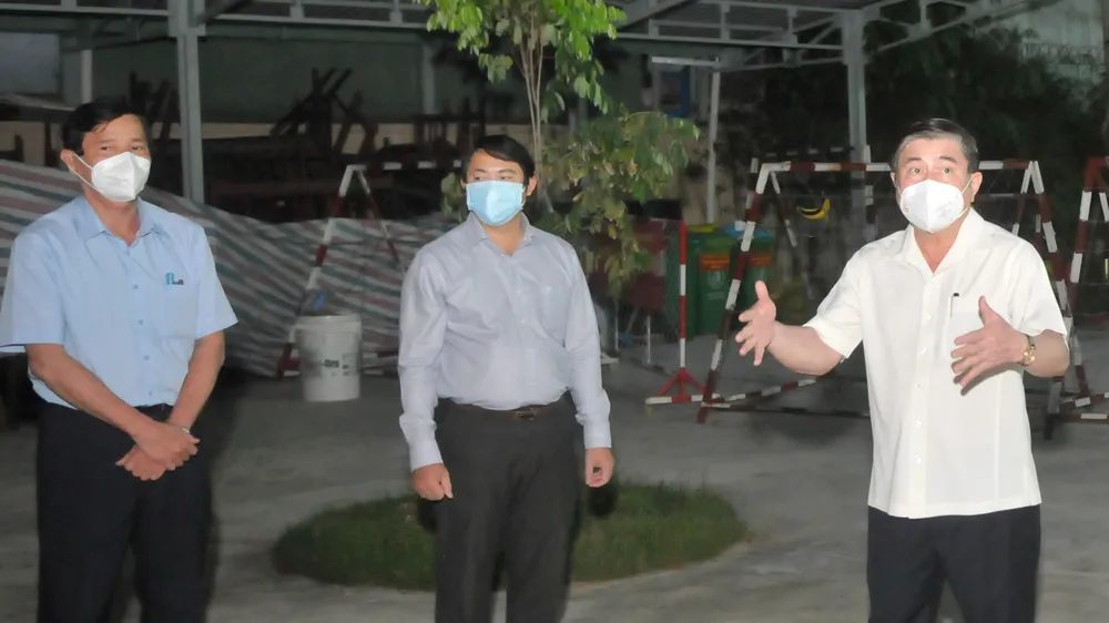  Chủ tịch UBND TP Nguyễn Thành Phong kiểm tra một cơ sở cách ly trên địa bàn quận Gò Vấp. Ảnh: CAO THĂNG