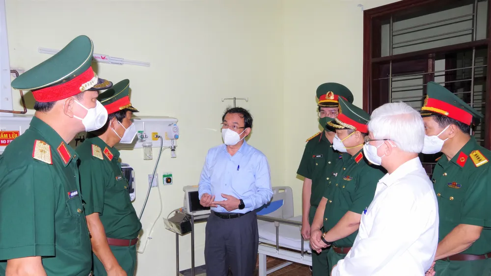 Bí thư Thành ủy TPHCM Nguyễn Văn Nên kiểm tra Trung tâm Điều trị bệnh nhân Covid-19 mức độ nặng và vừa tại Bệnh viện Quân y 175. Ảnh: VĂN CHÍNH
