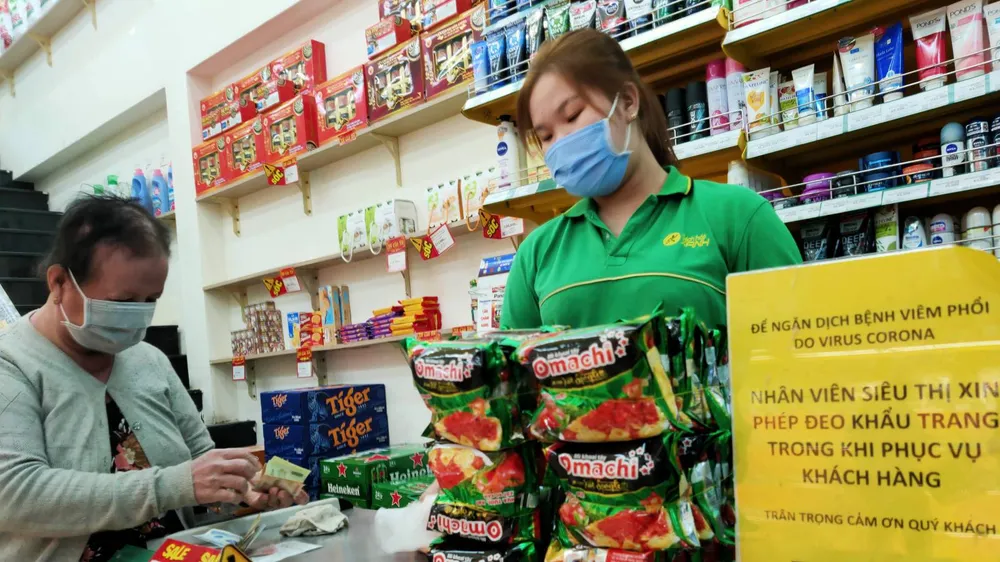Người dân mua lương thực tại một cửa hàng tiện lợi. Ảnh: HOÀNG HÙNG