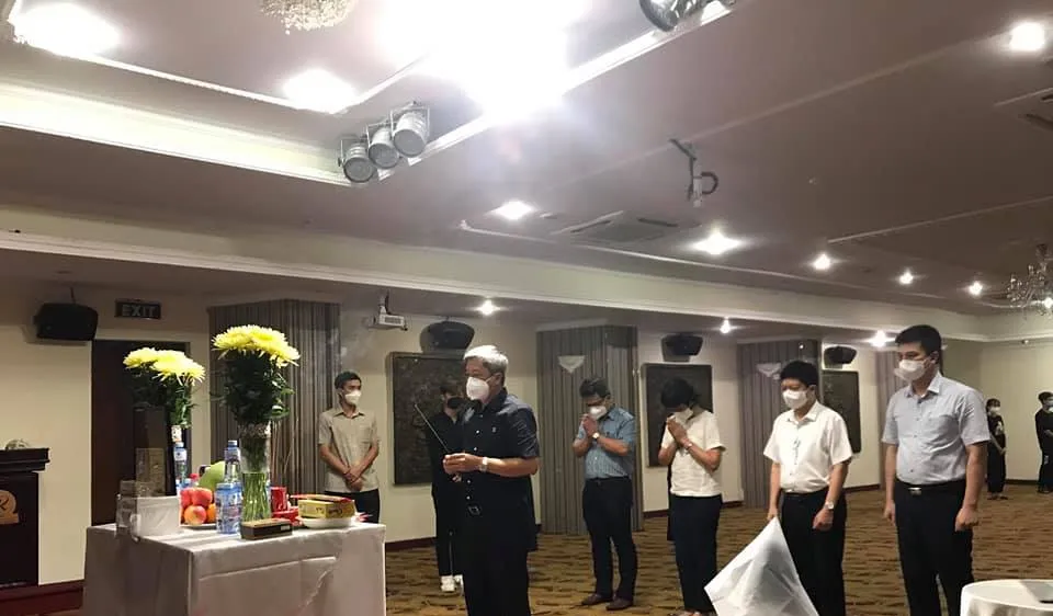 Thứ trưởng Bộ Y tế Nguyễn Trường Sơn chia buồn cùng em Dương Thị Anh và gia đình ẢNH: BỘ Y TẾ