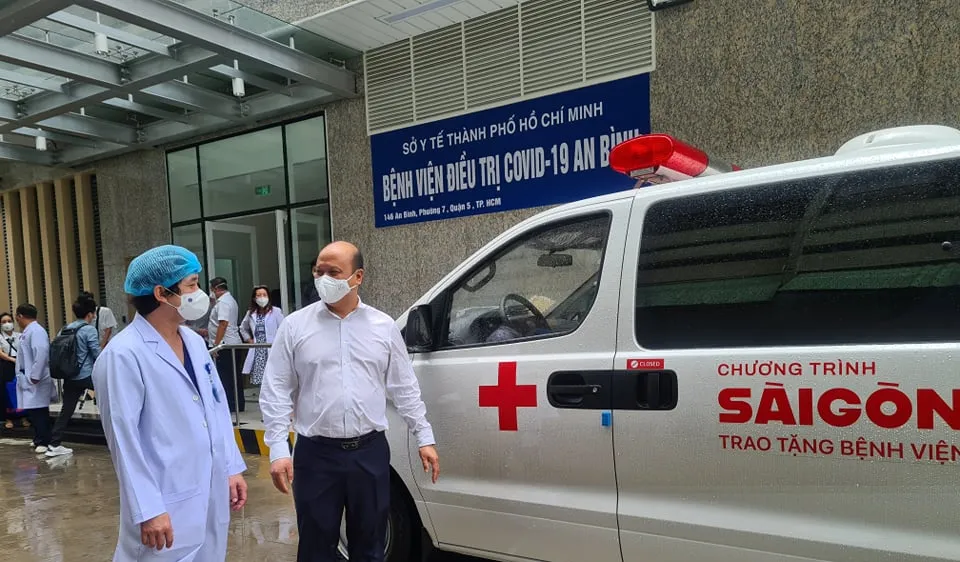 Bác sĩ Hồ Hải Trường Giang, Giám đốc Bệnh viện An Bình nhận xe cấp cứu từ nhà tài trợ trao tặng