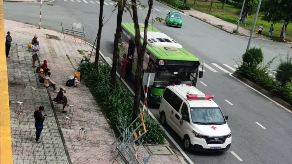 Bệnh nhân kết thúc thời gian điều trị chuẩn bị lên xe về nhà