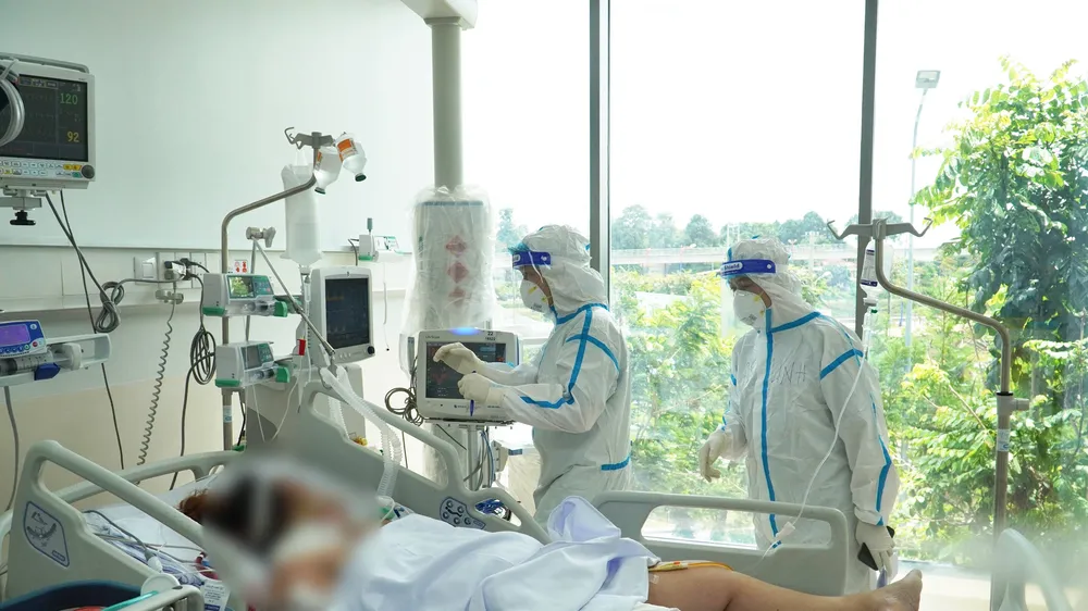 Nhân viên y tế đang chăm sóc và điều trị cho bệnh nhân tại Bệnh viện Hồi sức Covid-19