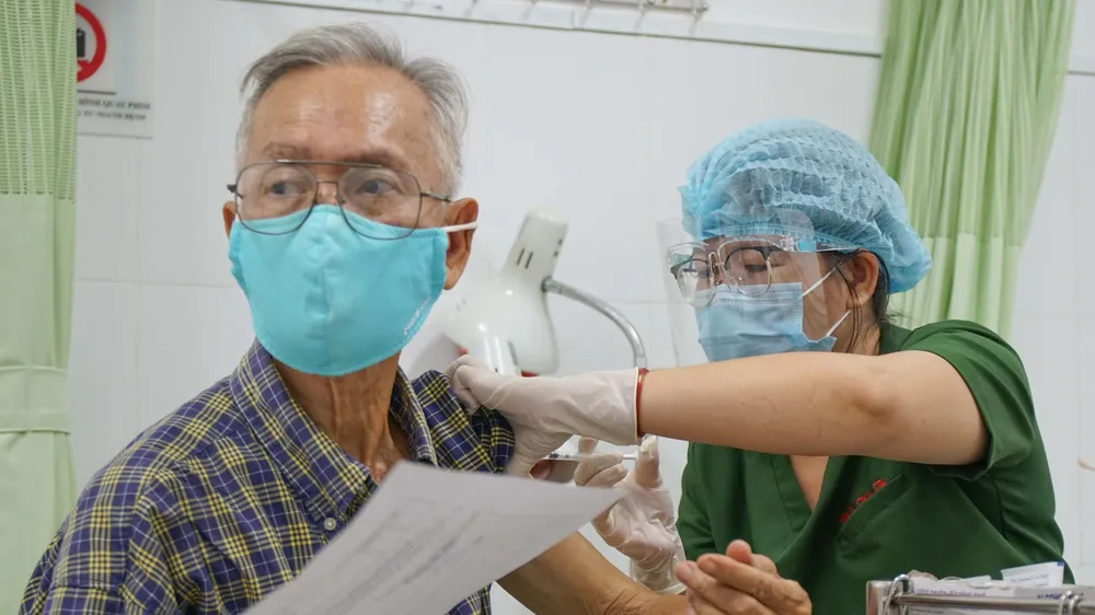 Nhân viên y tế tiêm vaccine cho người dân trên địa bàn TP Thủ Đức